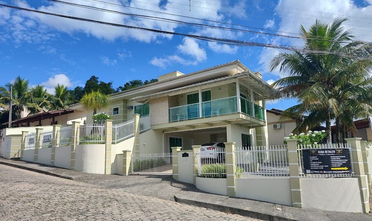 Casa 3 dormitórios, sendo 1 suíte e 1 demi-suíte