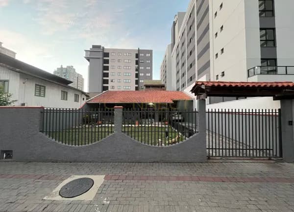 Casa à venda em Blumenau (Bairro Velha) com 4 quartos e 5 vagas, do lado da Vila Germânica.