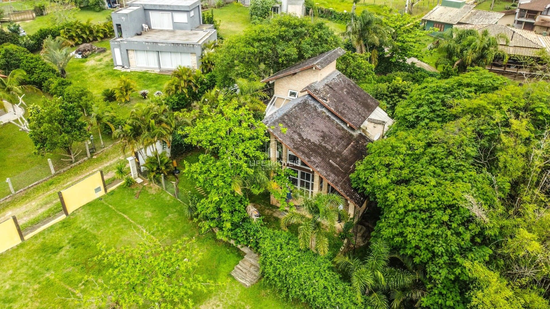 Casa à venda na Praia do Rosa em Imbituba/SC com terreno de 922m² e vista para lagoa