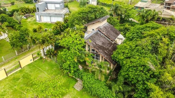 Casa à venda na Praia do Rosa em Imbituba/SC com terreno de 922m² e vista para lagoa