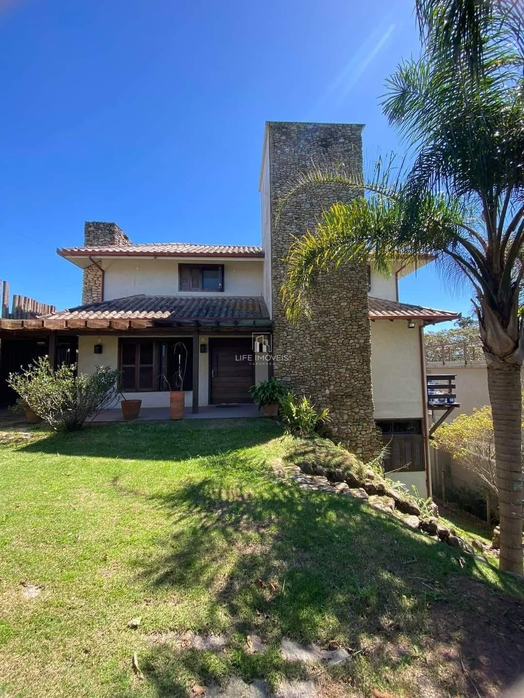 Casa à Venda em Imbituba em Ibiraquera – 3 Dormitórios com Vista para a Lagoa e Piscina