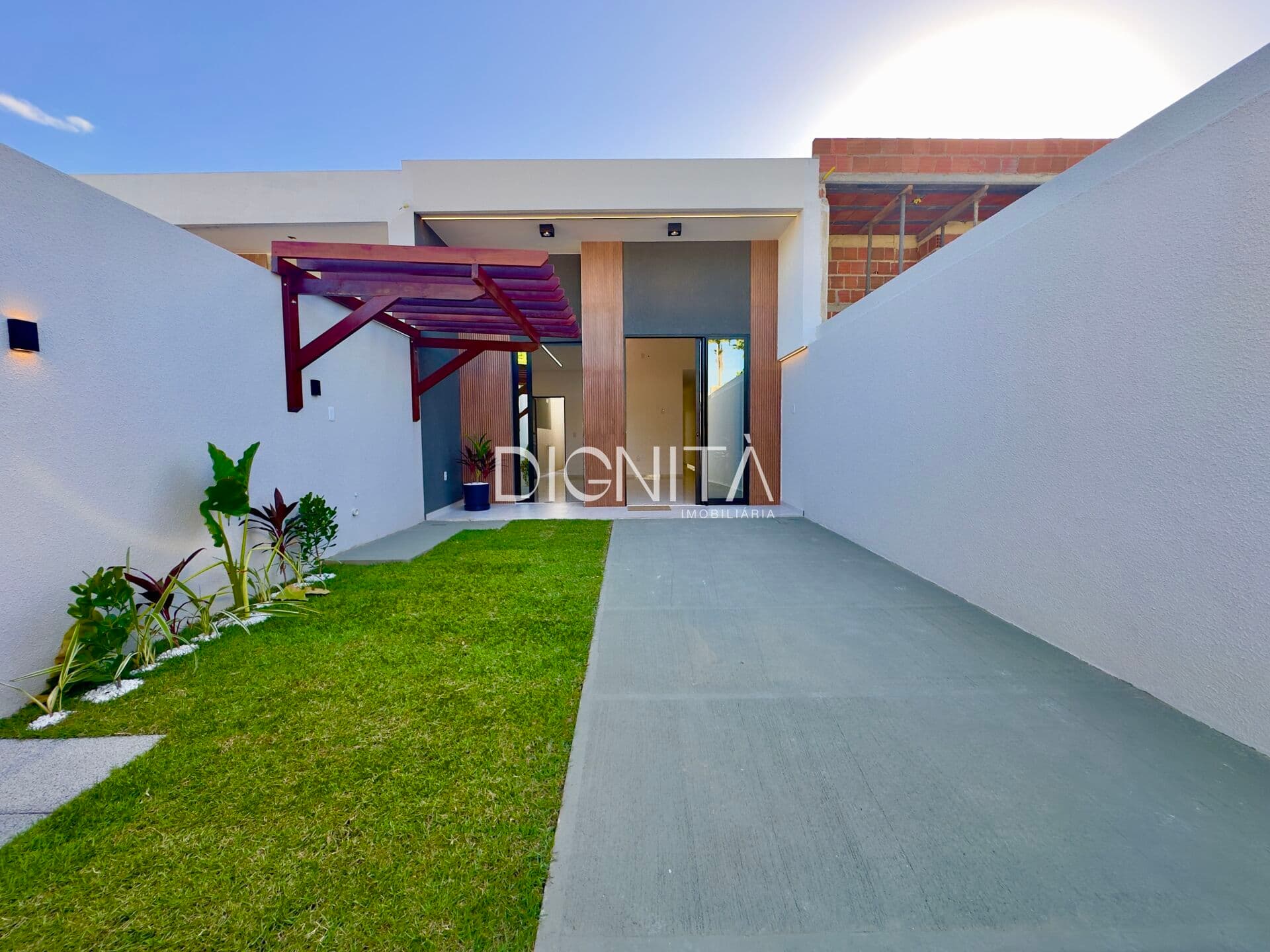 Casa Plana 03 dormitórios sendo 02 suítes bairro Urucunema Eusébio -CE