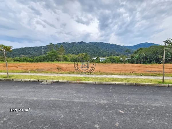 Lote com 369,71 m²