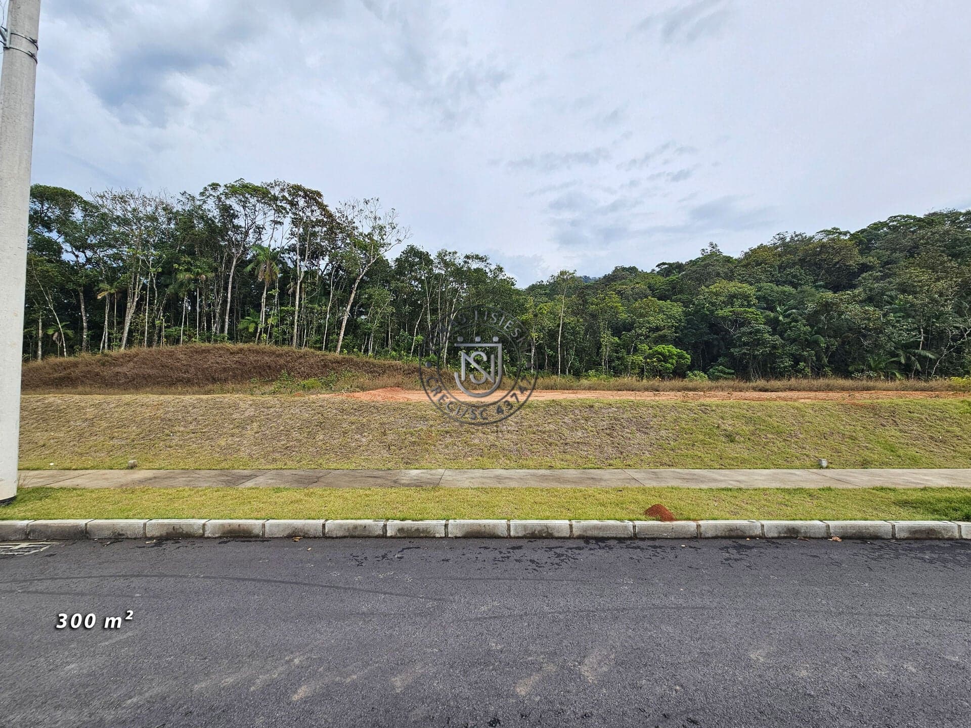 Lote com 300m² fundos com area verde