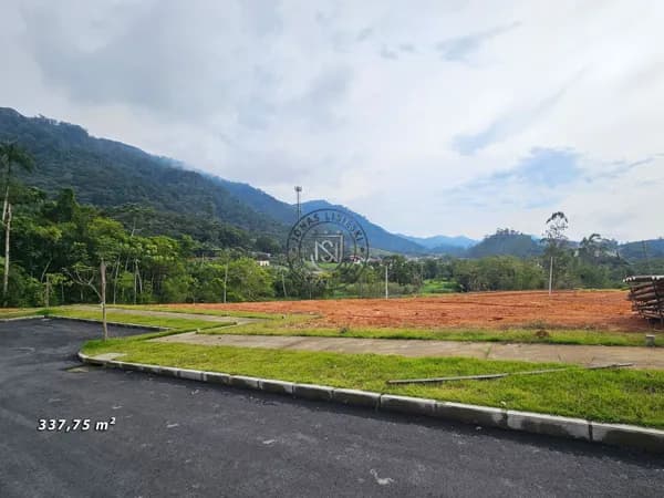 Lote com 337,75 m²