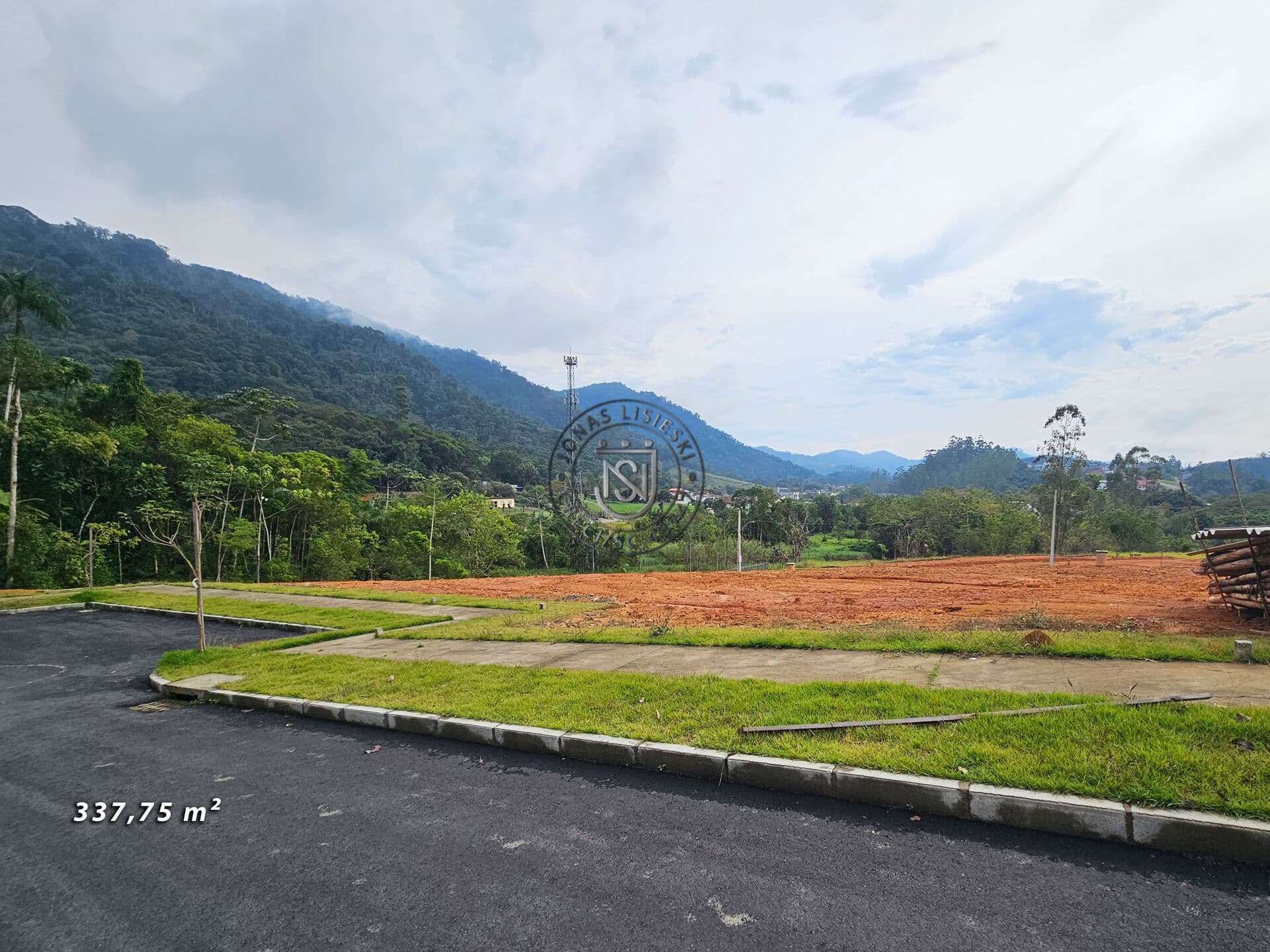 Lote com 337,75 m²