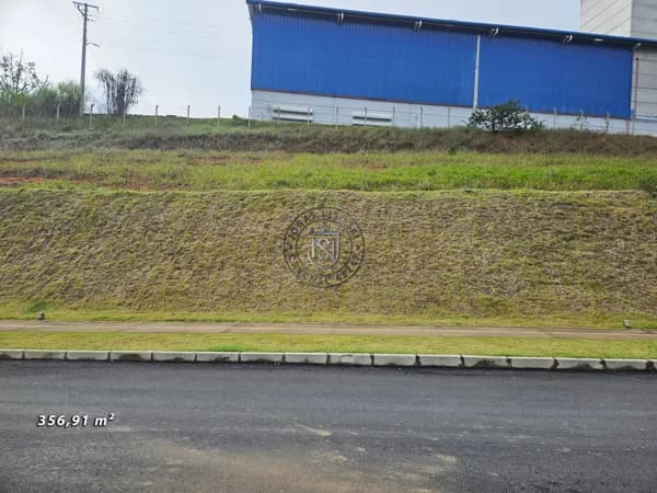 Lote com 356,91 m²