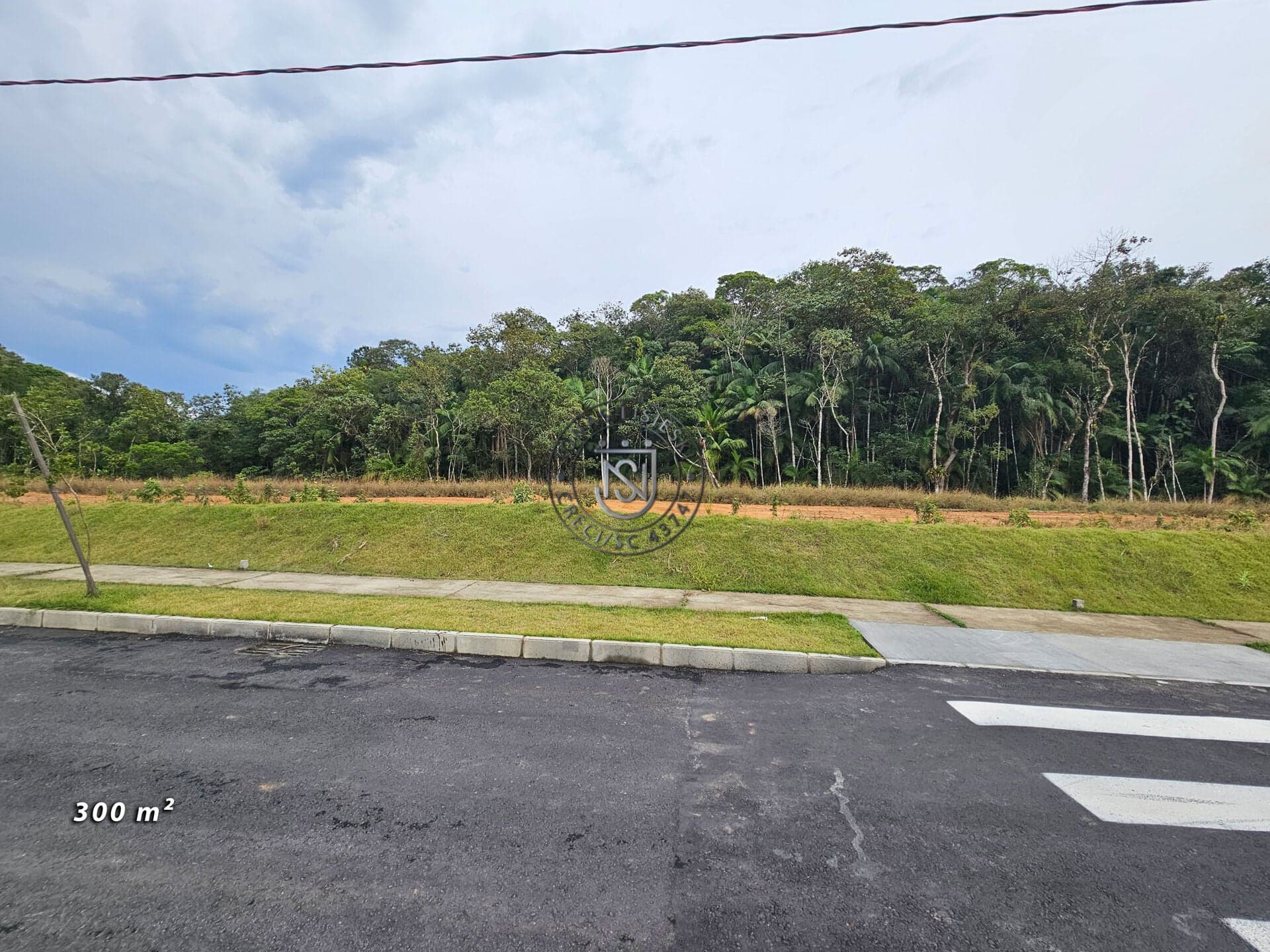 Lote com 300m² fundos com area verde