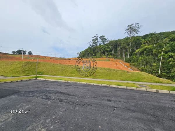 Lote com 437,03 m²