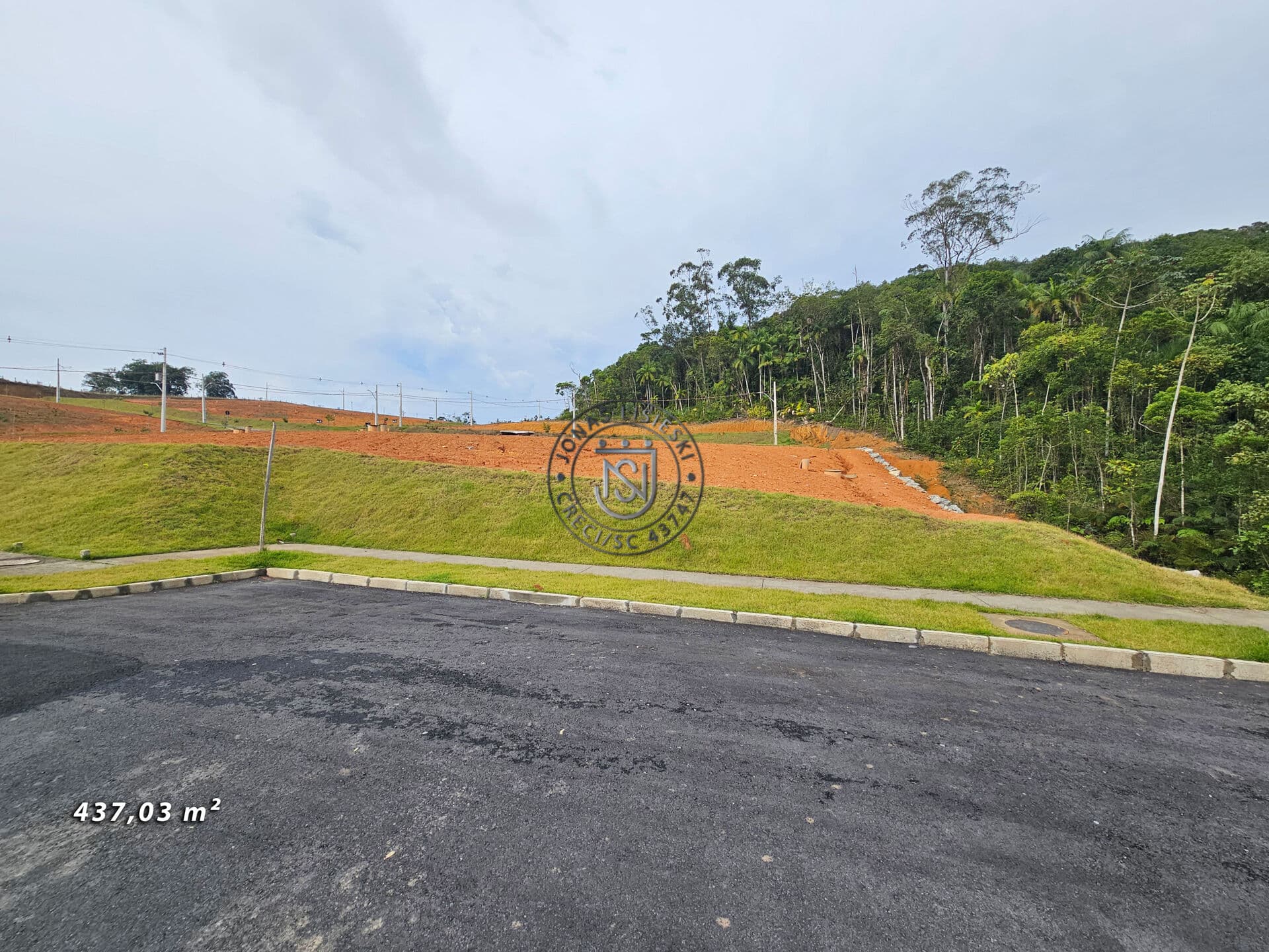 Lote com 437,03 m²