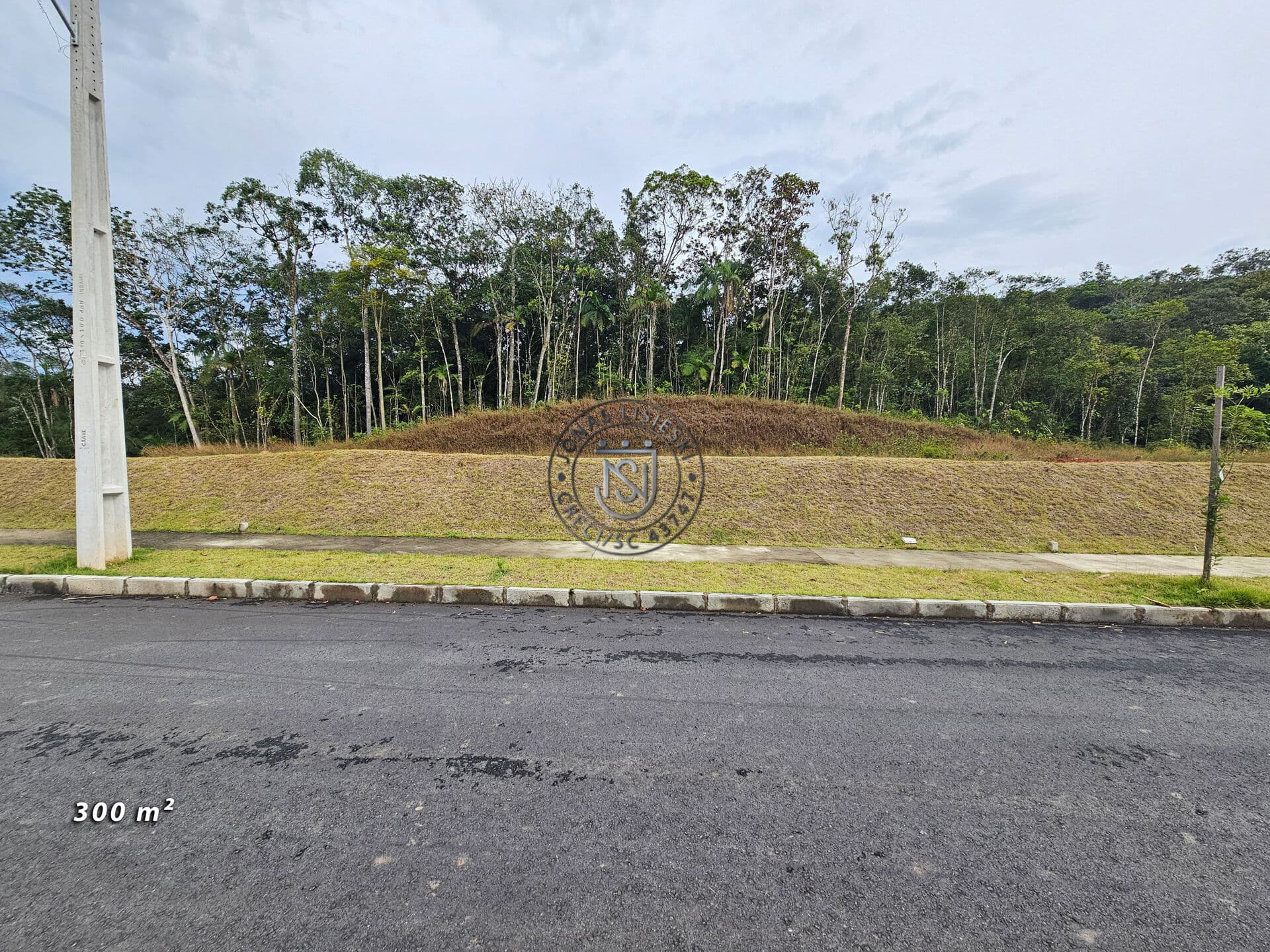 Lote com 300 m² fundo com area verde