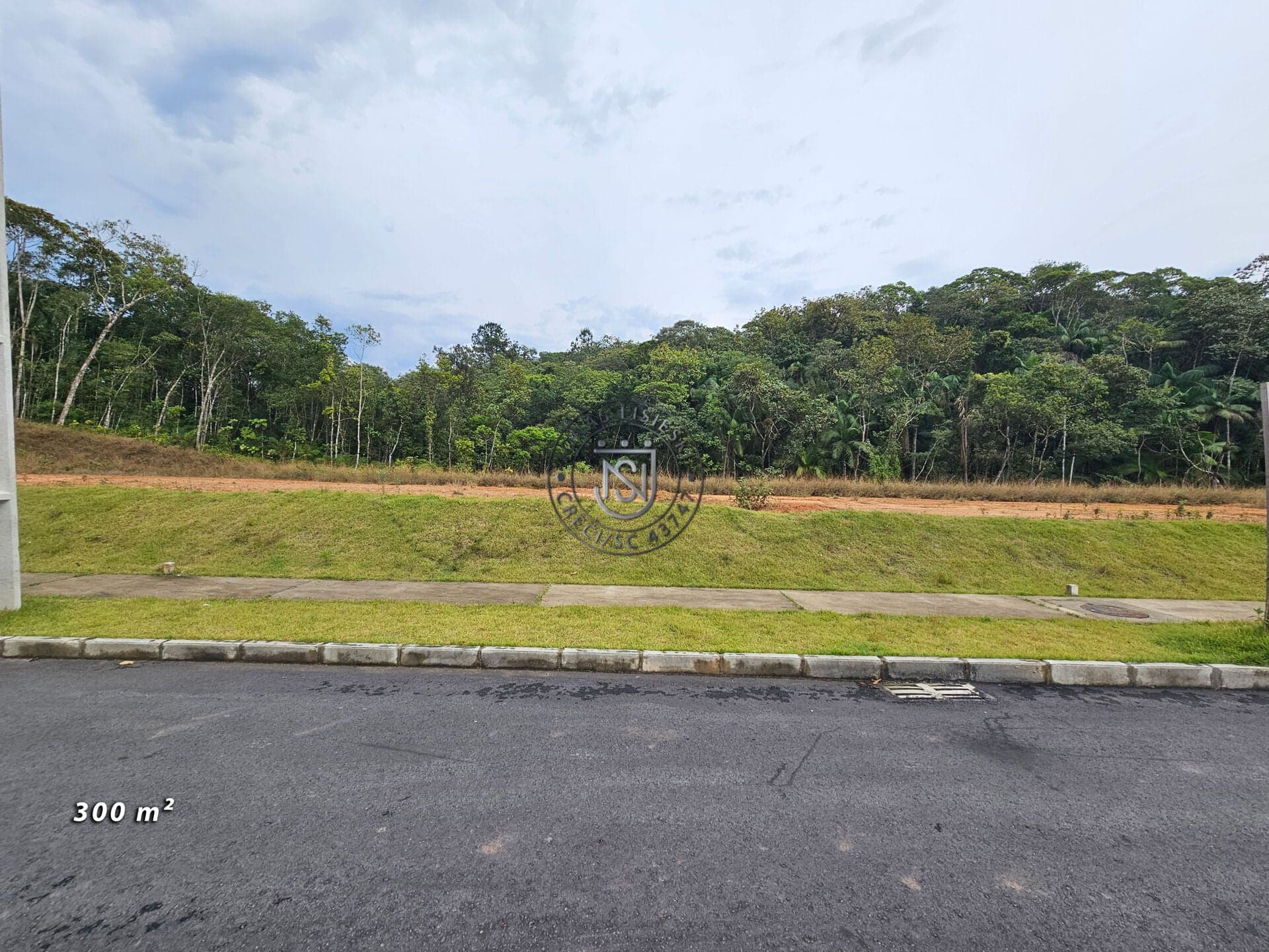 Lote com 300m² fundos com area verde