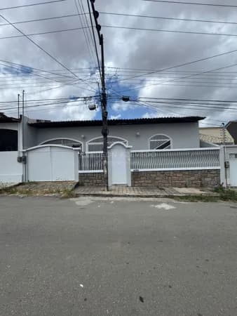 Alugo Casa no Bairro do Cohaserma com 7 suítes e com Edicula