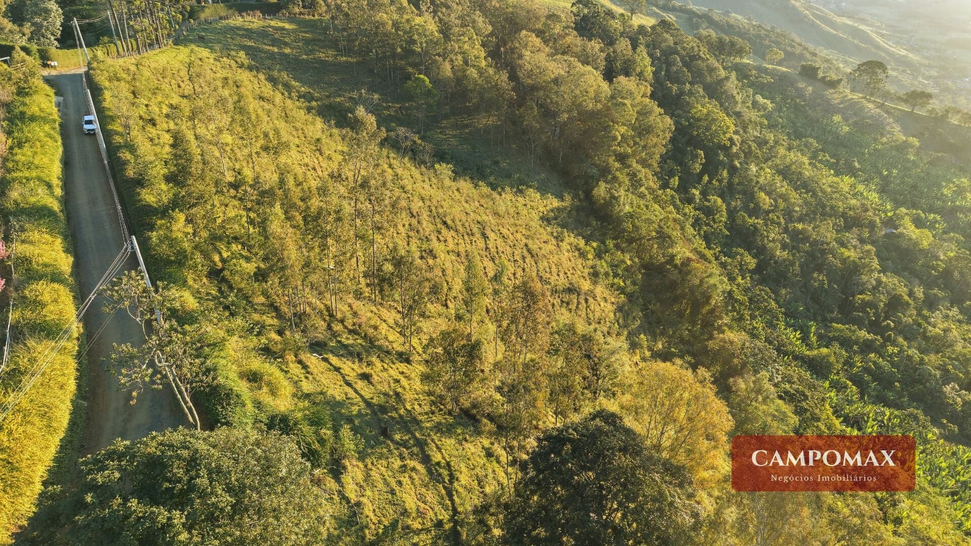 Terreno com Duas Nascentes e Vista Permanente para o Vale no Bairro do Paiol