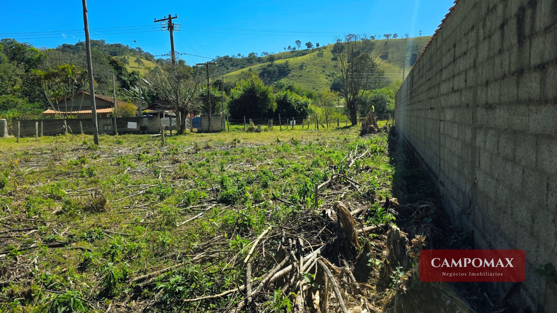 Terreno Plano de Frente para o Asfalto no Bairro Serrano