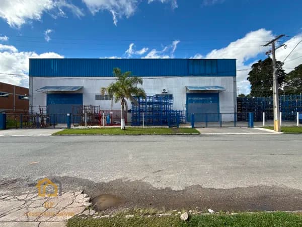 Barracão medindo 1050m² , Mezanino 100m², Terreno com 2100m², Pé direito de 8metros, Porta com 6 metros.