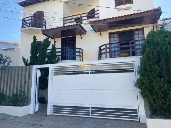 CASA AMPLA NO JARDIM MARIA IZABEL — LOCALIZAÇÃO NOBRE E EXCELENTE POTENCIAL