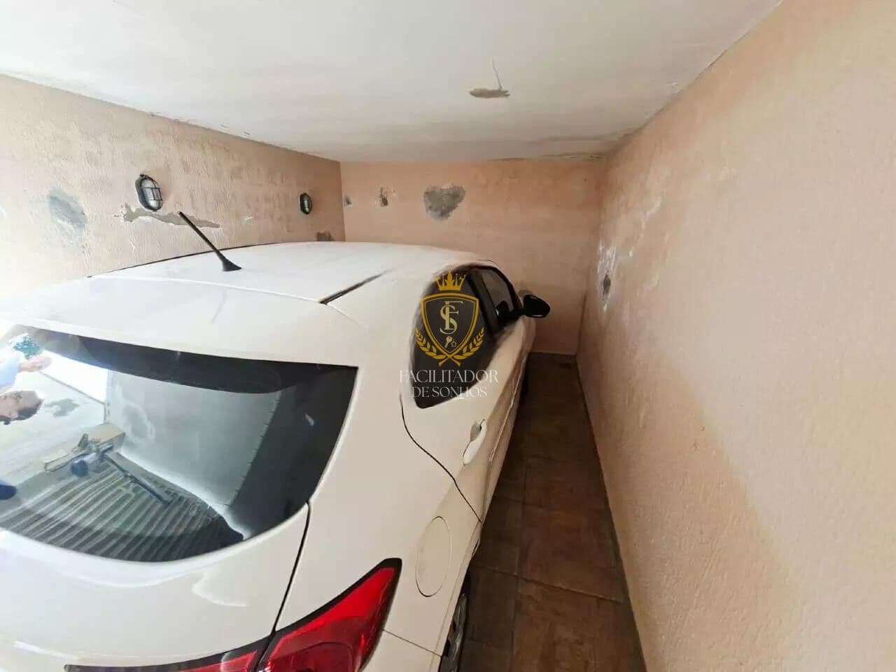 CASA COM TERRENO INTEIRO EM LOCALIZAÇÃO ESTRATÉGICA — PRONTA PARA MORAR!