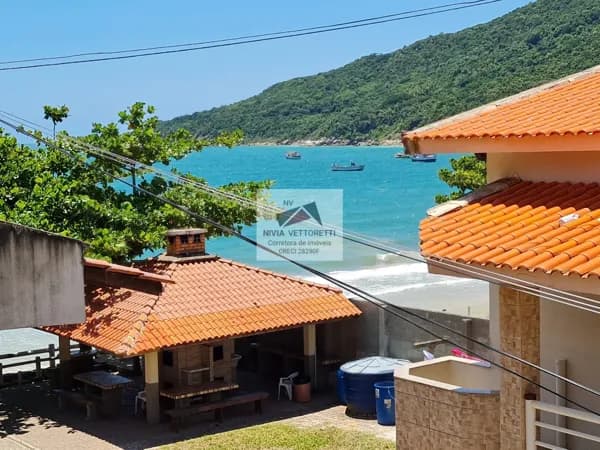 Triplex mobiliado com vista para o mar e acesso direto à praia – Excelente oportunidade para morar ou investir!