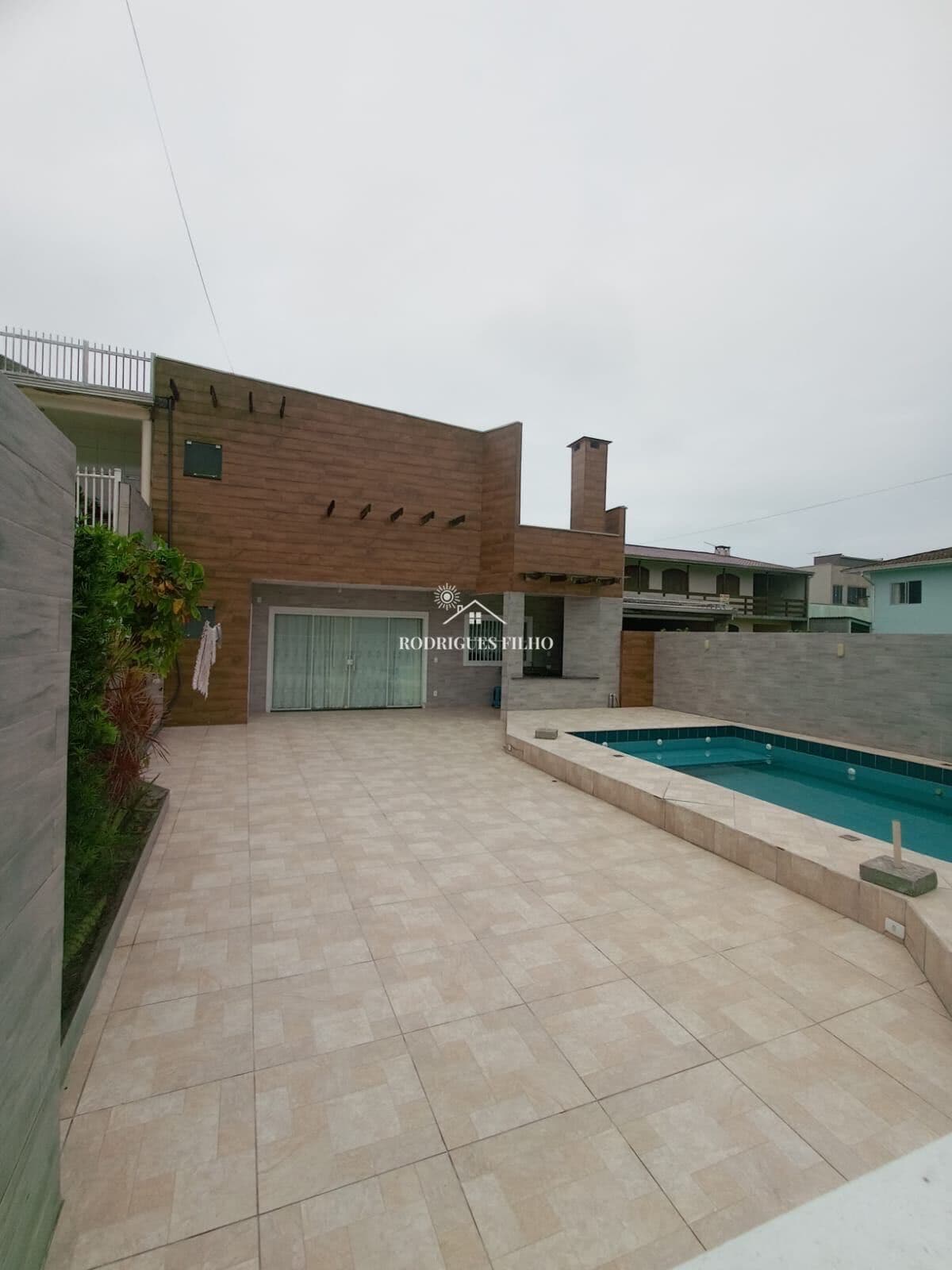 Casa Sobrado, a 500 metros do mar, Residência multifamilar, contendo 3 imóvel