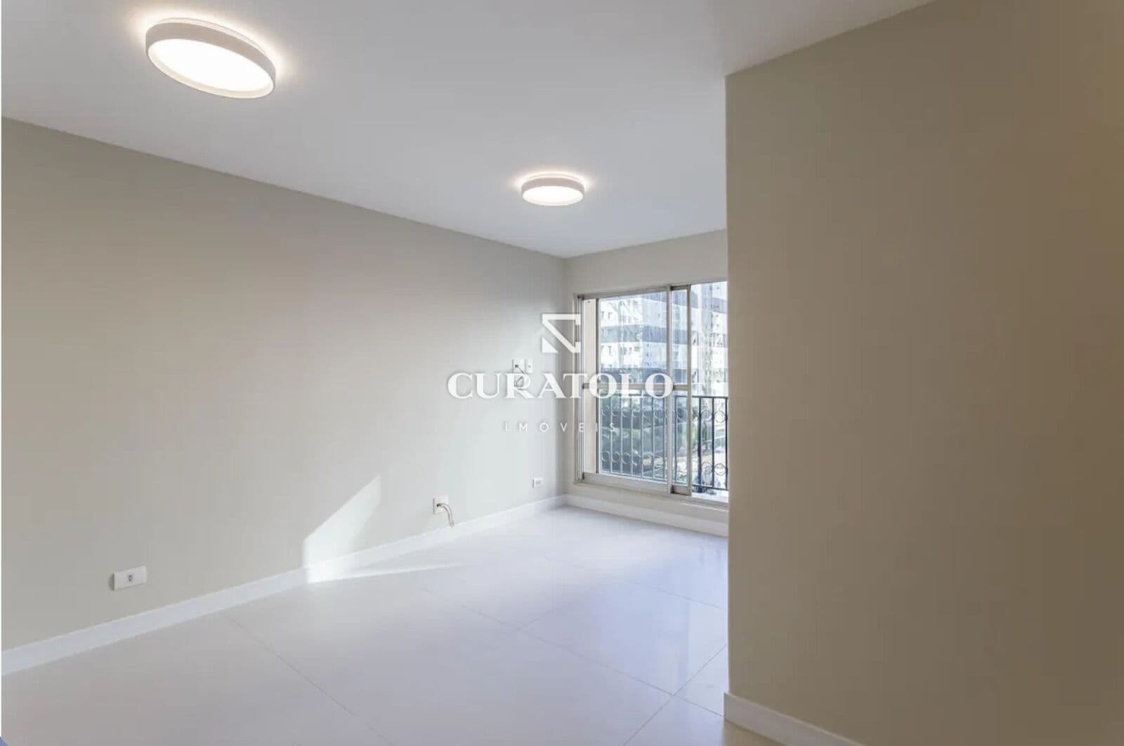 Apartamento à venda com 72 m², 2 quartos, varanda e vaga, Vila Olímpia, em São Paulo.