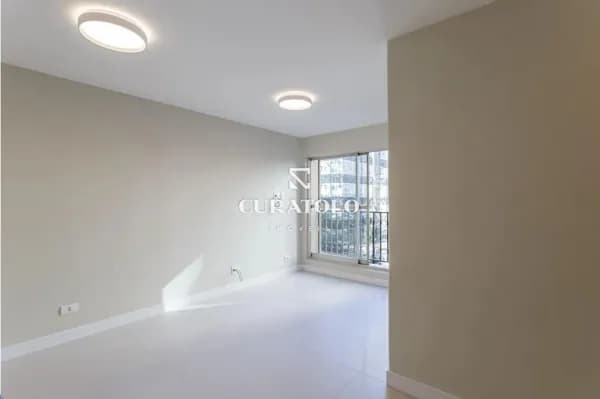 Apartamento à venda com 72 m², 2 quartos, varanda e vaga, Vila Olímpia, em São Paulo.