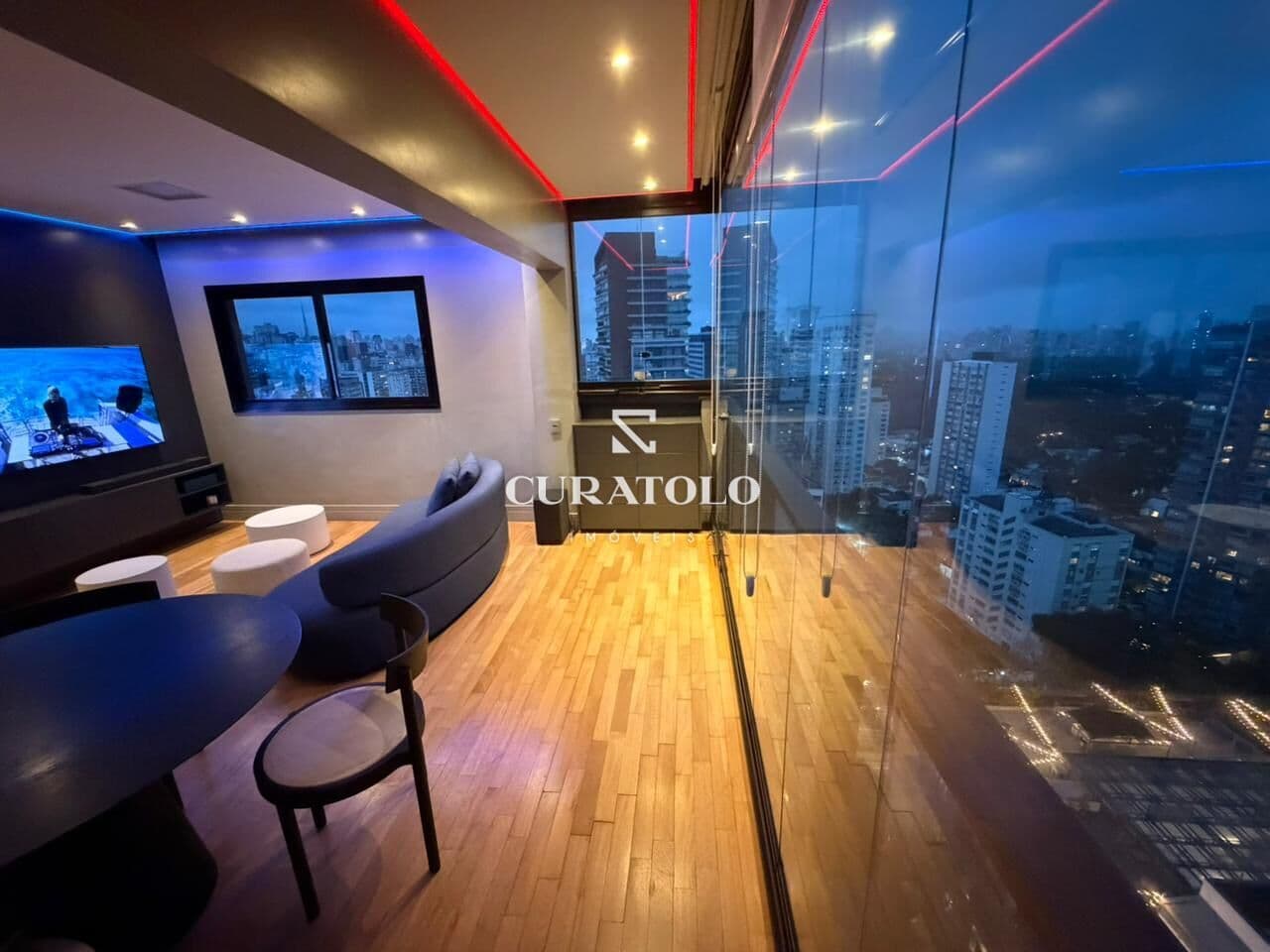 Apartamento à venda com 65 m², 2 quartos, 2 vagas e varanda em Pinheiros, São Paulo.