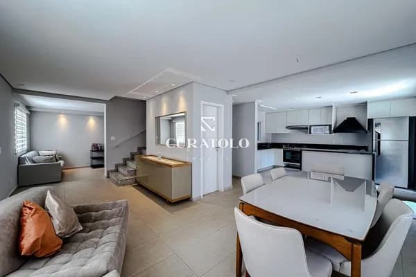 Casa sobrado à venda com 250 m², 4 quartos e 2 vagas na Mooca, São Paulo.