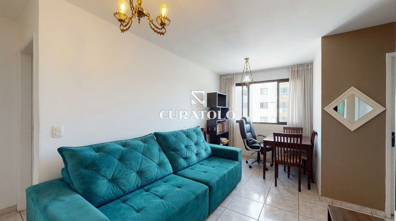 Apartamento à venda com 48 m², 2 quartos, varanda e vaga no Bosque da Saúde, São Paulo.