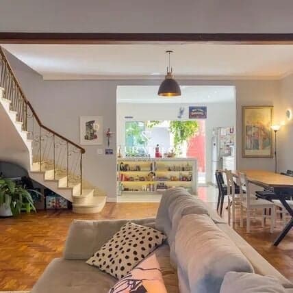 Casa sobrado à venda com 300 m², 4 quartos, quintal e 2 vagas no Ipiranga, São Paulo.