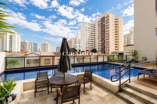 Apartamento à venda com 54 m², 3 quartos, varanda e vaga, Mooca, São Paulo.