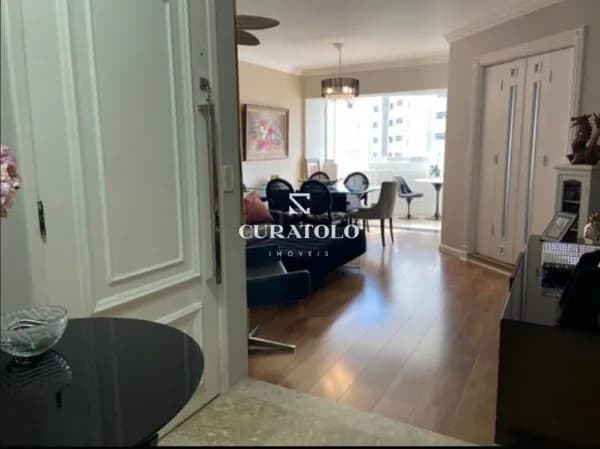 Apartamento à venda com 117 m², 3 quartos, 2 vagas e varanda, Moema, São Paulo.