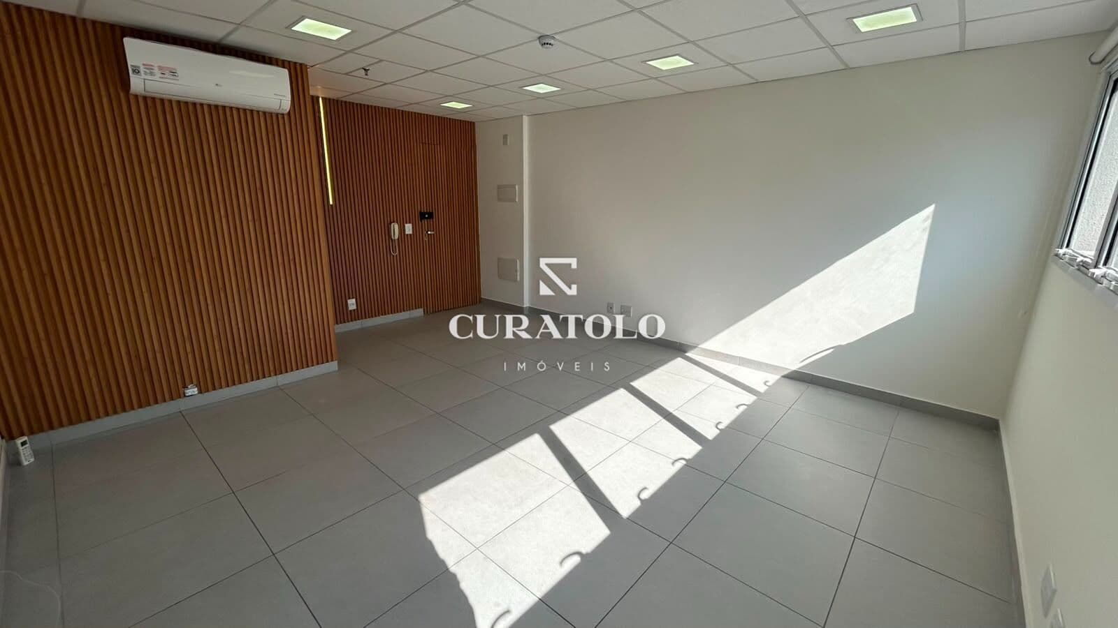 Sala comercial à venda com 35 m², com varanda na Vila Prudente em São Paulo.