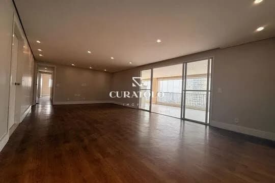 Apartamento à venda com 210 m², 4 quartos, varanda gourmet e 3 vagas, na Mooca, em São Paulo.