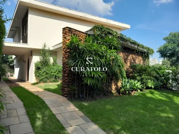 Casa/sobrado à venda com 413 m², 3 quartos, terraço e 4 vagas no Pacaembu, São Paulo.