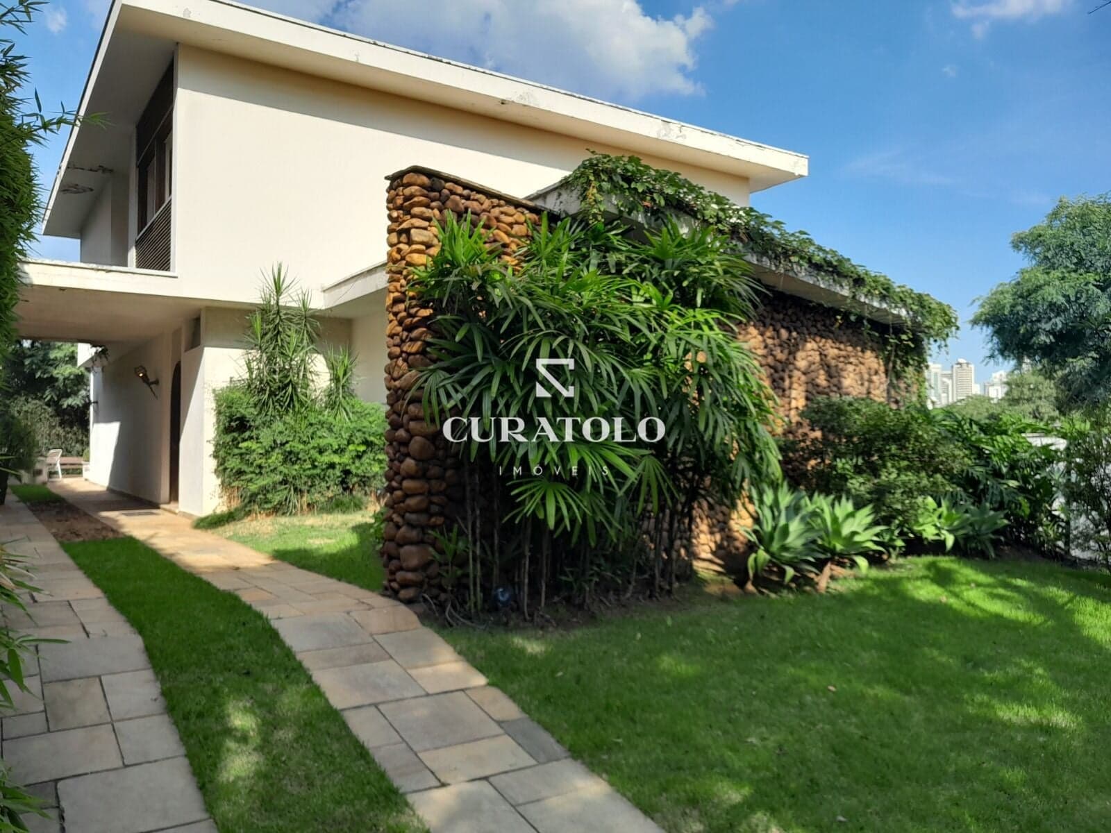 Casa/sobrado à venda com 413 m², 3 quartos, terraço e 4 vagas no Pacaembu, São Paulo.