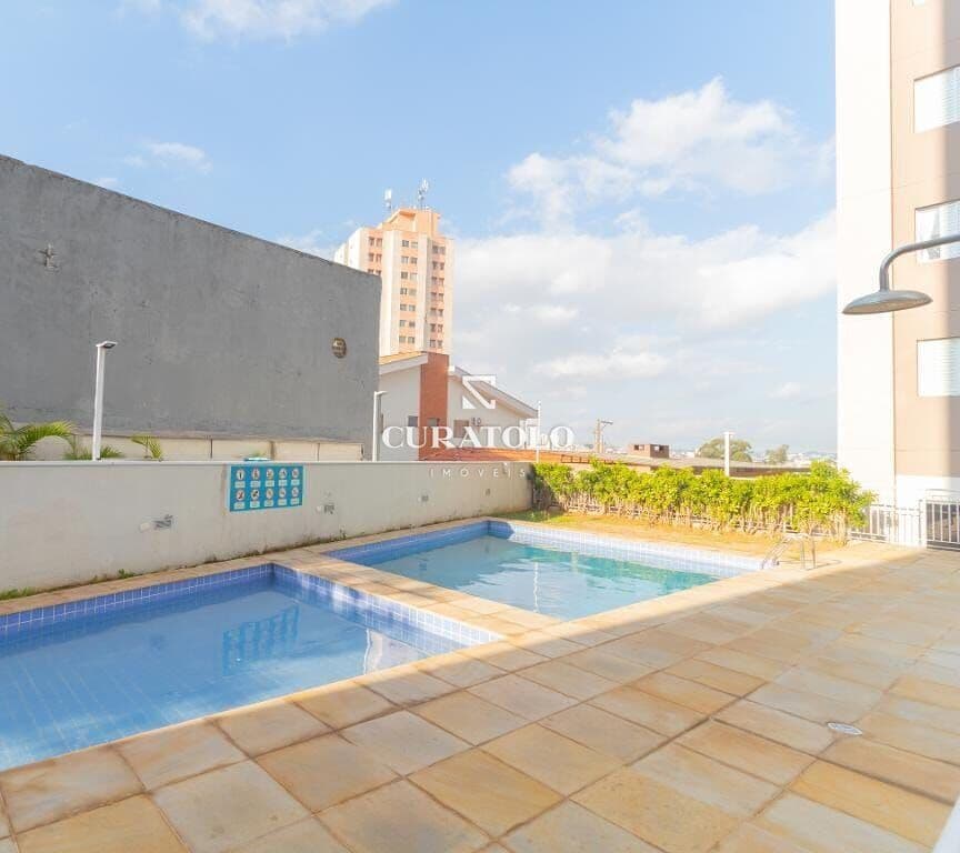 Apartamento à venda com 56 m², 2 quartos, varanda e vaga, Chácara Cruzeiro do Sul, em São Paulo.
