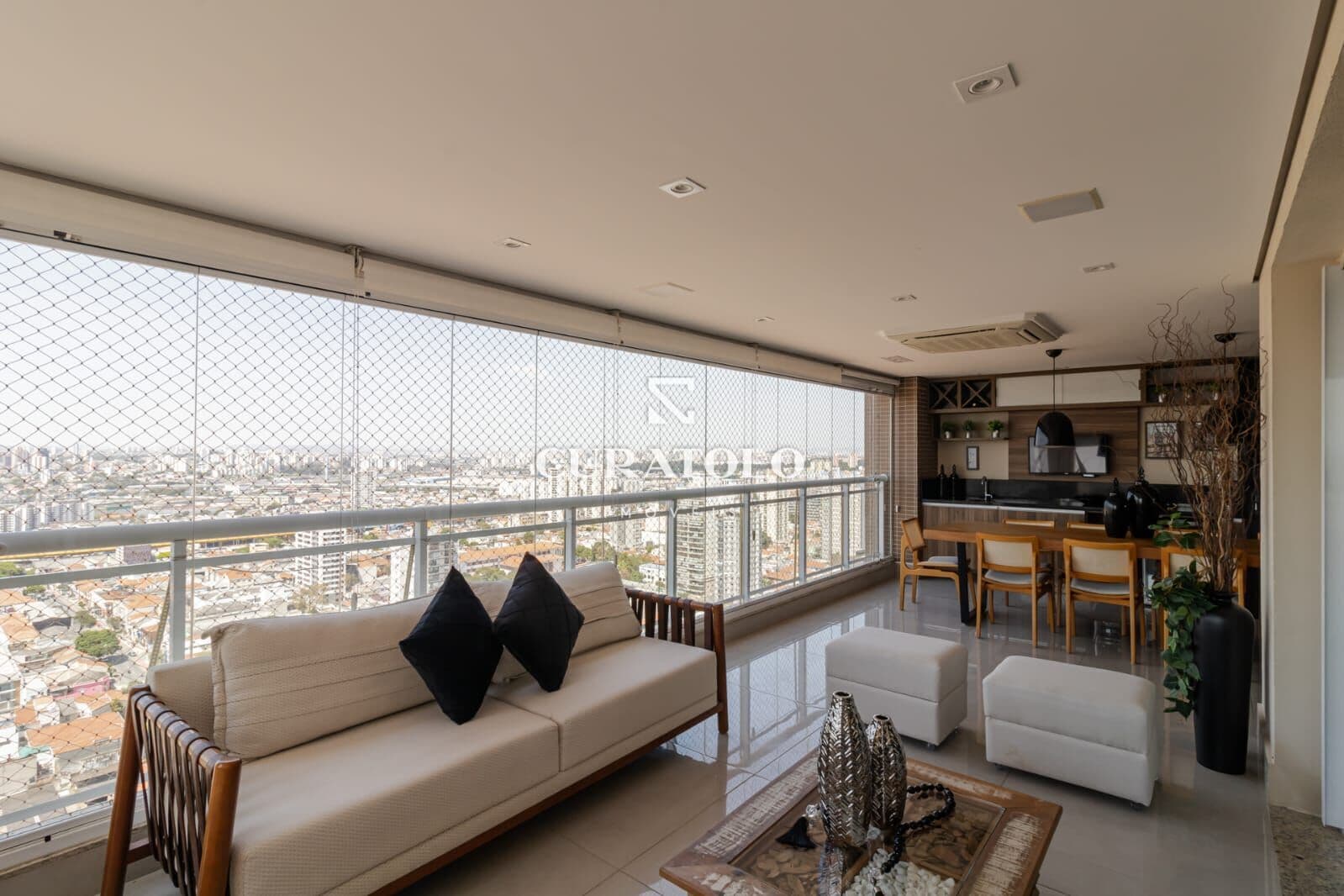 Apartamento alto padrão à venda com 237 m², 4 suítes, varanda gourmet e 3 vagas no Ipiranga, São Paulo.