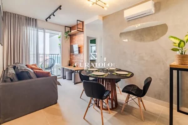 Apartamento à venda com 55 m², 2 quartos, varanda e vaga na Liberdade, São Paulo.