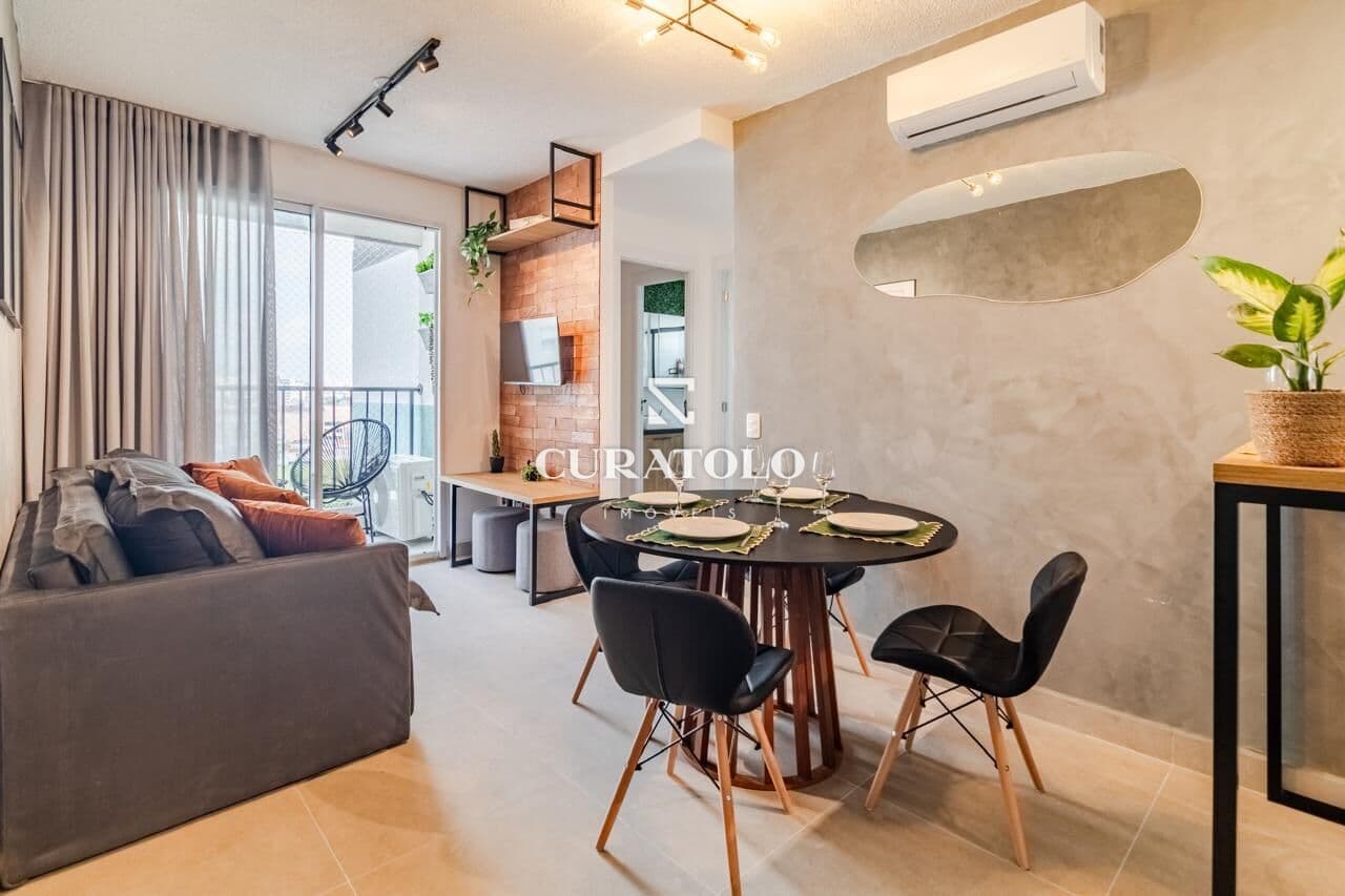 Apartamento à venda com 55 m², 2 quartos, varanda e vaga na Liberdade, São Paulo.