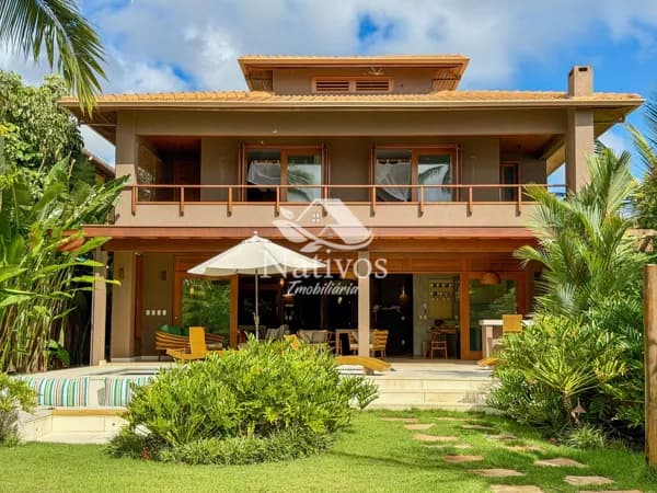 O refúgio dos seus sonhos: Casa de luxo beira-mar espera por você!