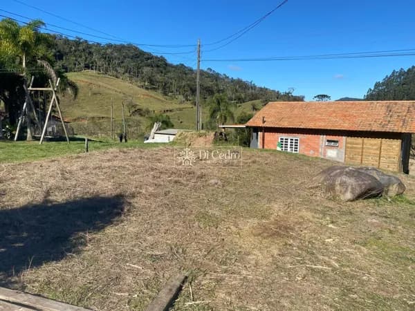 Tranquilidade, Natureza e Sossego: 330m² para Construir Seu Refúgio!