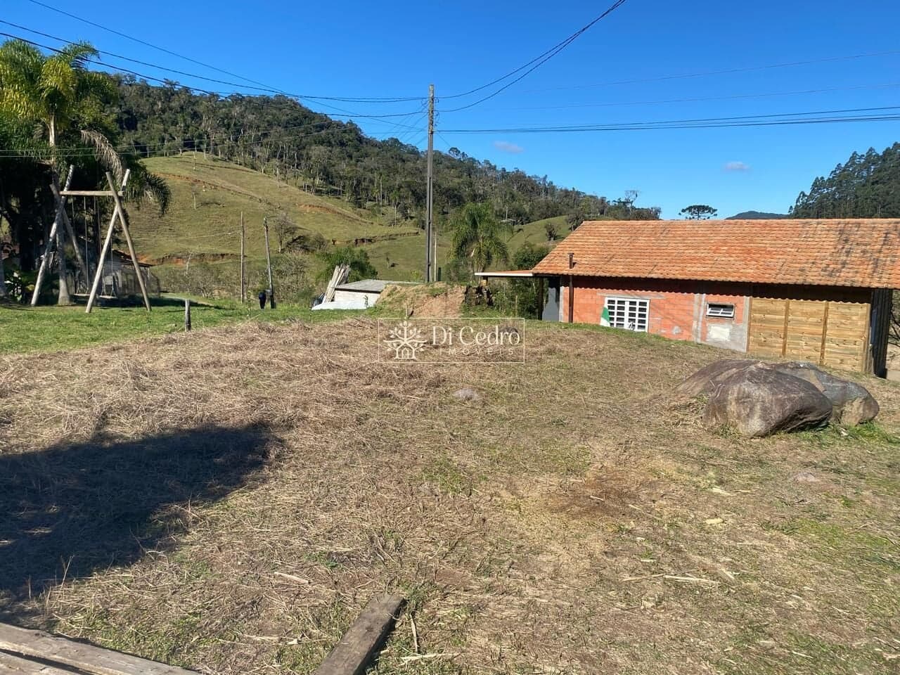 Tranquilidade, Natureza e Sossego: 330m² para Construir Seu Refúgio!