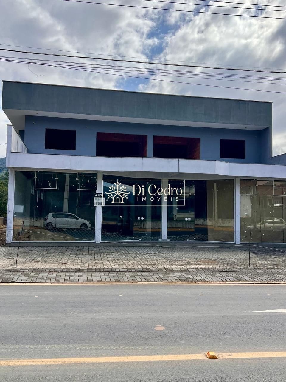 SALA COMERCIAL COM 300M² EM RIO DOS CEDROS