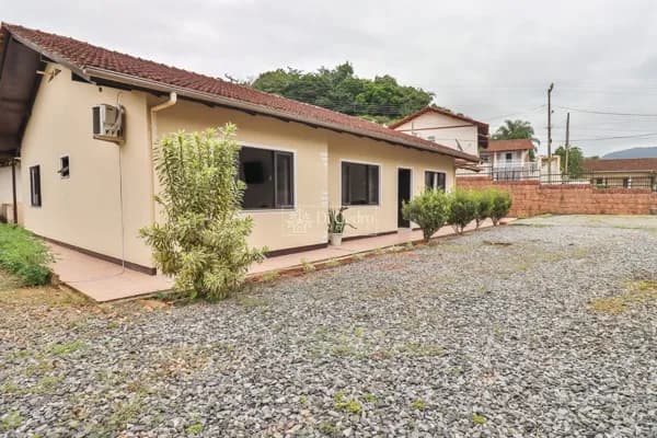 CASA COM 3 SUÍTES EM TIMBÓ!