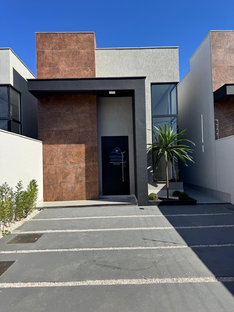Casa nova com piscina a 1 quadra da praia em Itaipuaçu