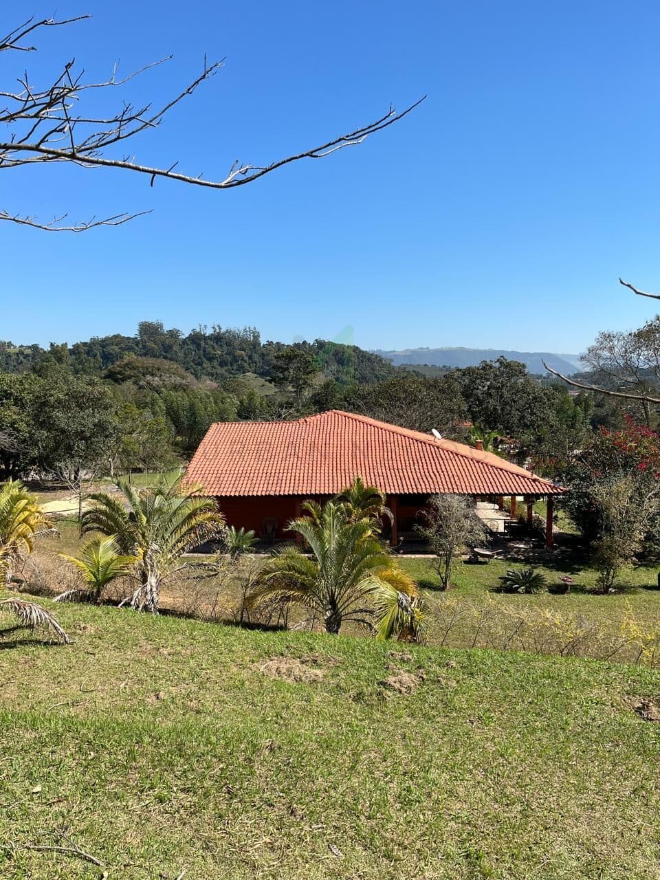 Chácara em Bofete-SP com Terreno de 10.083 m², Piscina e Campo Society