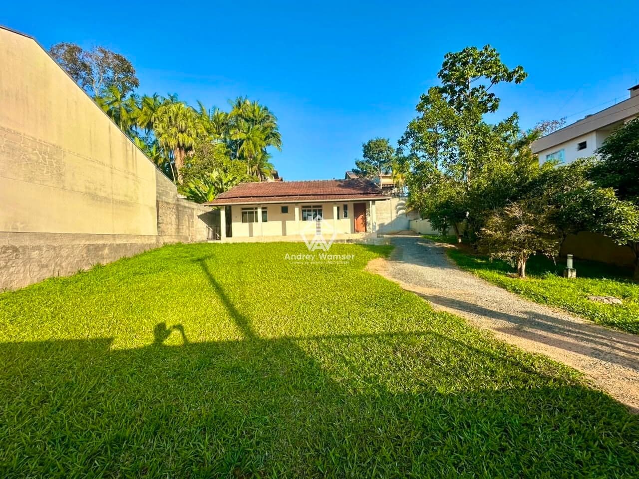 Casa com amplo terreno no Bairro das Capitais