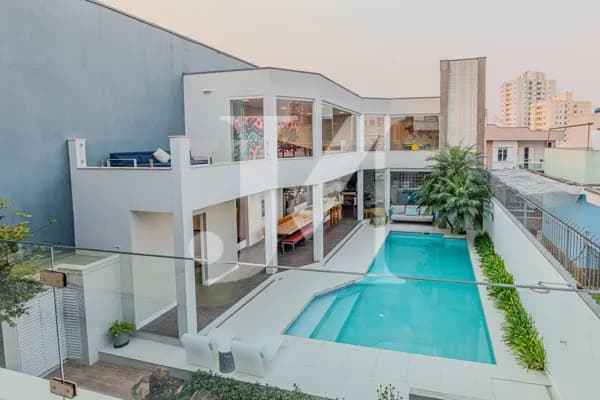 Casa sobrado de Alto Padrão de 600m², 4 Dormitórios sendo 2 Suítes e 3 Vagas na Vila Carrão.