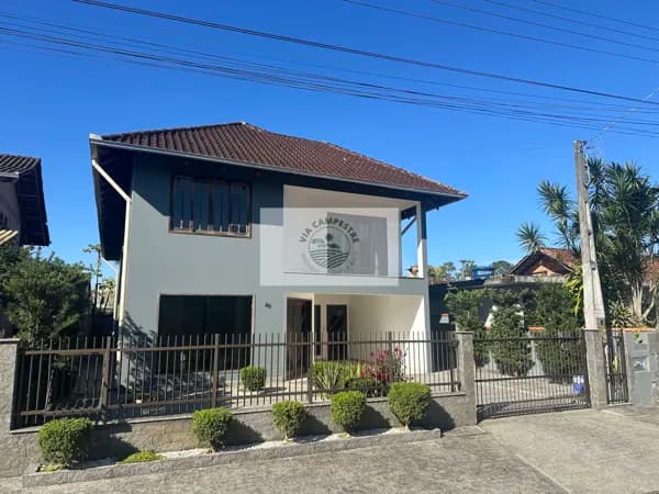 Residencia com 6 dormitorios, area central de Pirabeiraba, rua sem saida, com escritorio